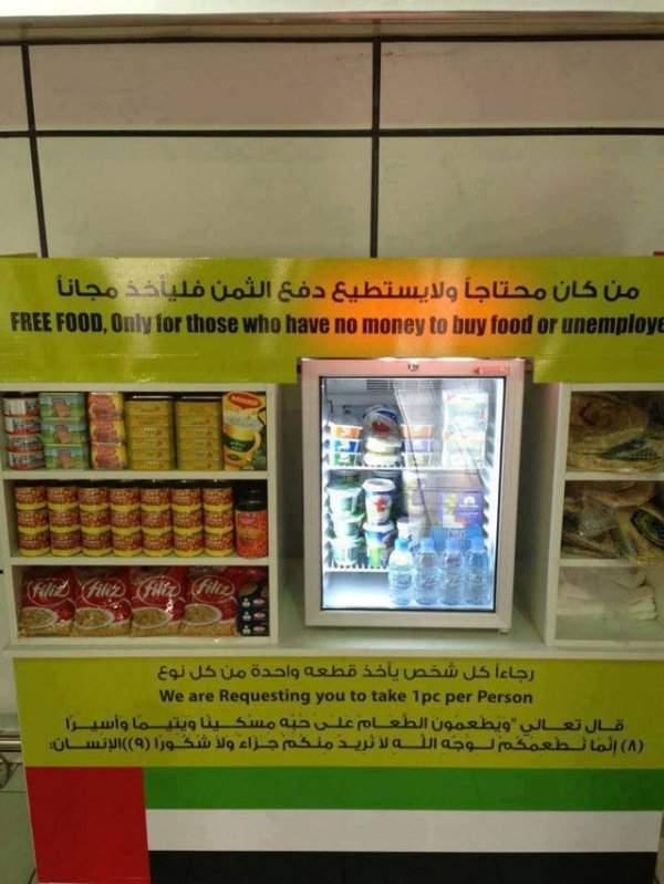 Бизнесмены отдают еду бесплатно каждому нуждающемуся