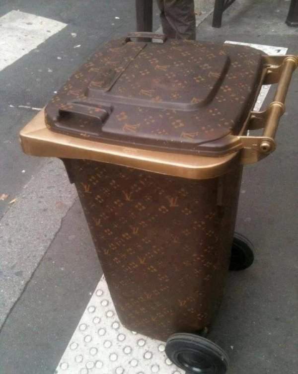 Даже мусорные баки в городе оформлены в стиле Louis Vuitton