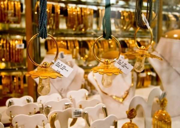 В ювелирных лавках продаются золотые соски для детей