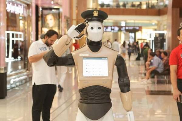 Робот-полицейский дежурит в торговом центре