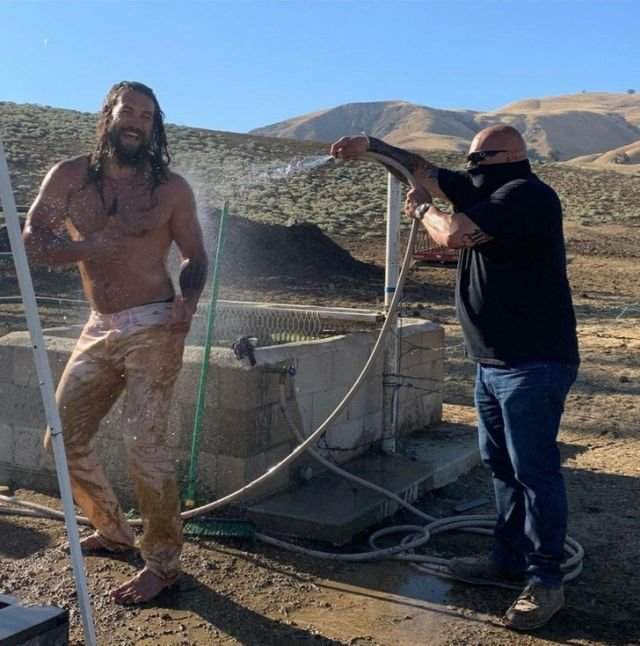 Джейсон Момоа принимает душ после очередного съемочного дня «Дюны»