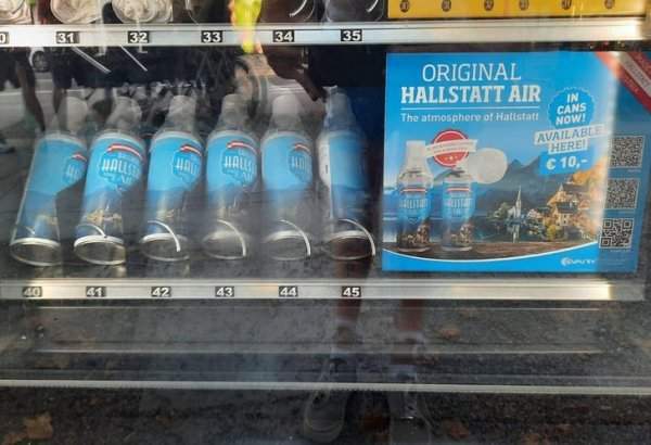 В этом автомате можно купить горный воздух в бутылке