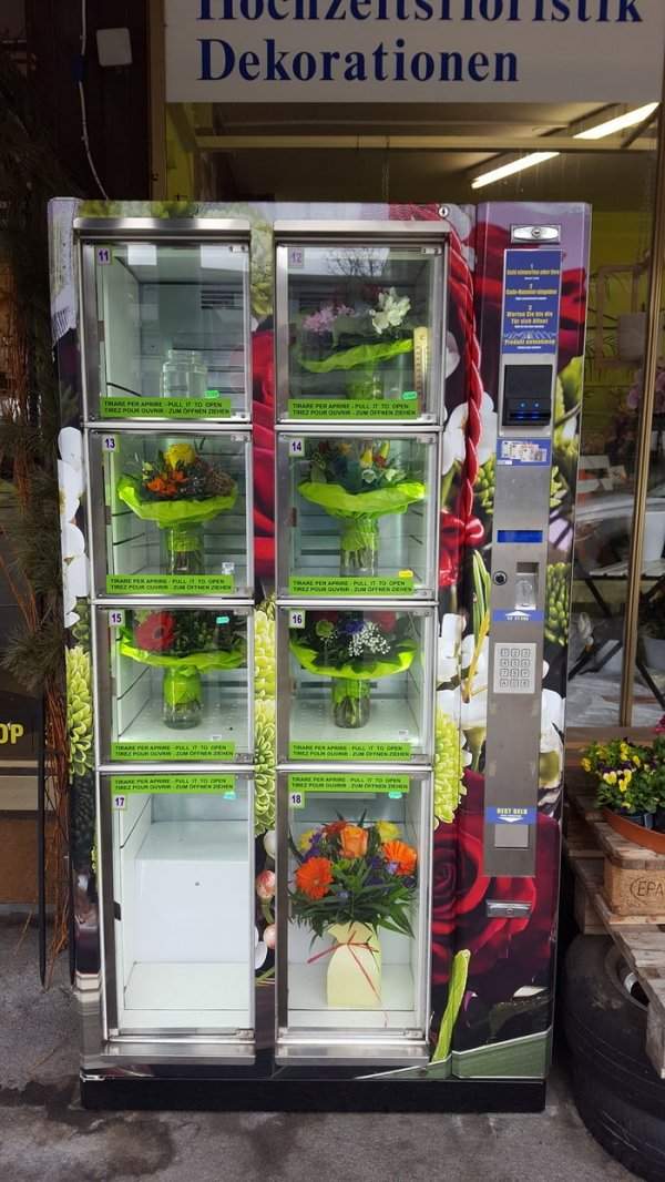 В этом автомате можно купить живые цветы