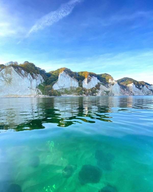 Летом местные делают кадры с бирюзовой морской водой у белоснежных скал Монс Клинт