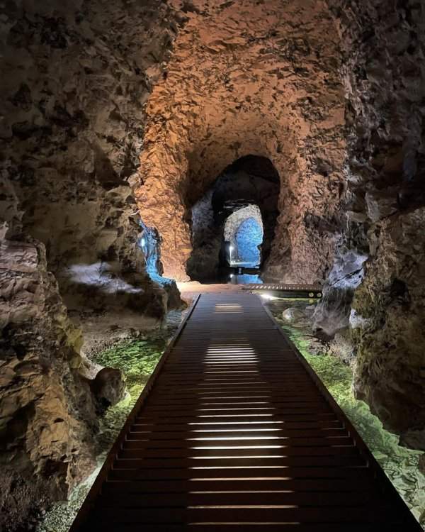 В известняковых шахтах Mønsted Kalkgruber прекратили добычу, и теперь подземные туннели используют как хранилище сыра и новый экскурсионный маршрут