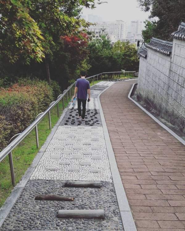 Во многих парках есть специальные каменные дорожки. Корейцы ходят по ним босиком, чтобы снять усталость ног