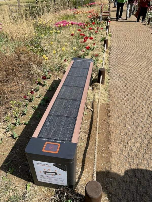 Скамейки на солнечных батареях. Присев отдохнуть, вы можете выйти в интернет или зарядить телефон