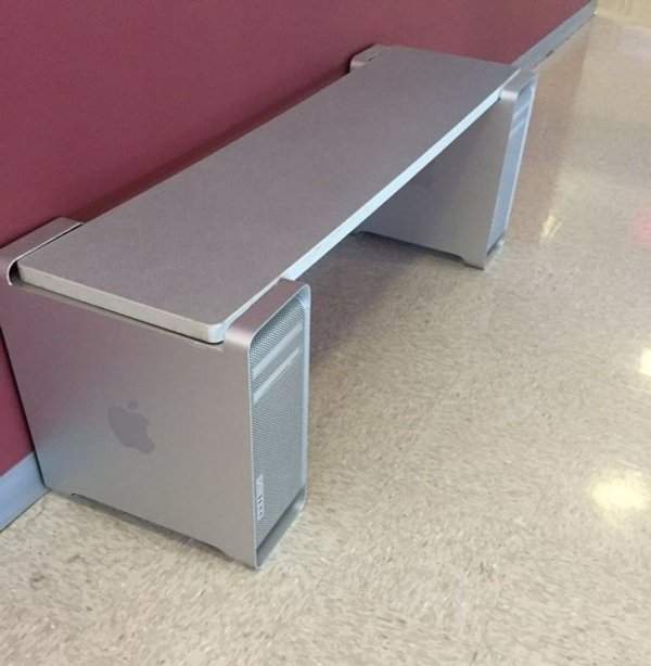 В нашей школе стоит скамейка из компьютерных корпусов