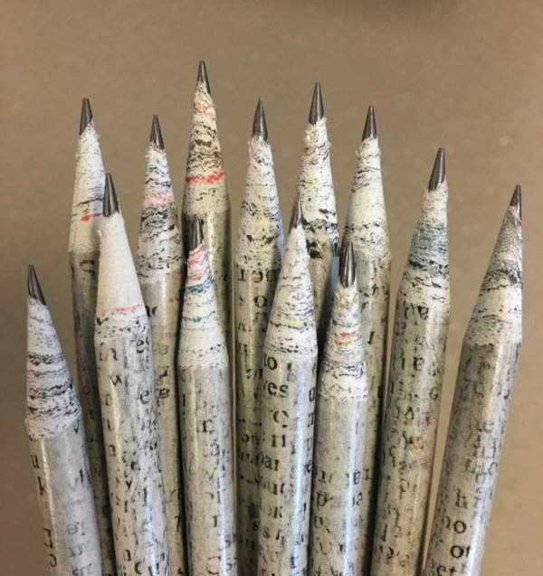 Газеты прочитаны и теперь стали новенькими карандашами