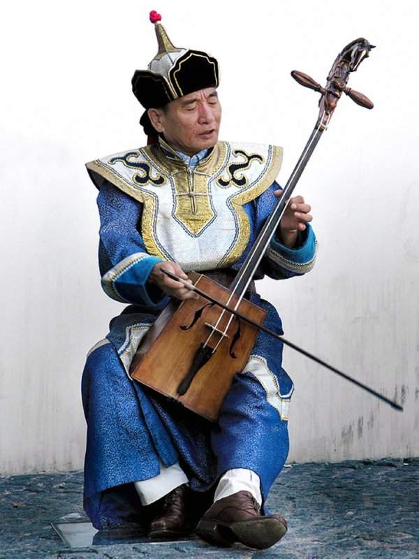 Морин хуур — национальный монгольский инструмент, звучание которого сравнивают с лошадиным ржанием