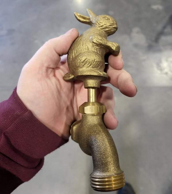Водопроводный кран с кроликом вместо ручки
