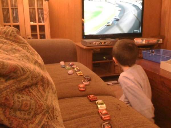 Как мой сын отслеживает позиции машин во время гонок