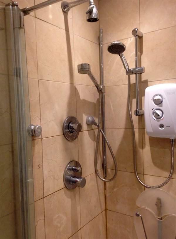 Каждый раз, когда мы просим нашего домовладельца починить душ, они просто добавляют новую насадку