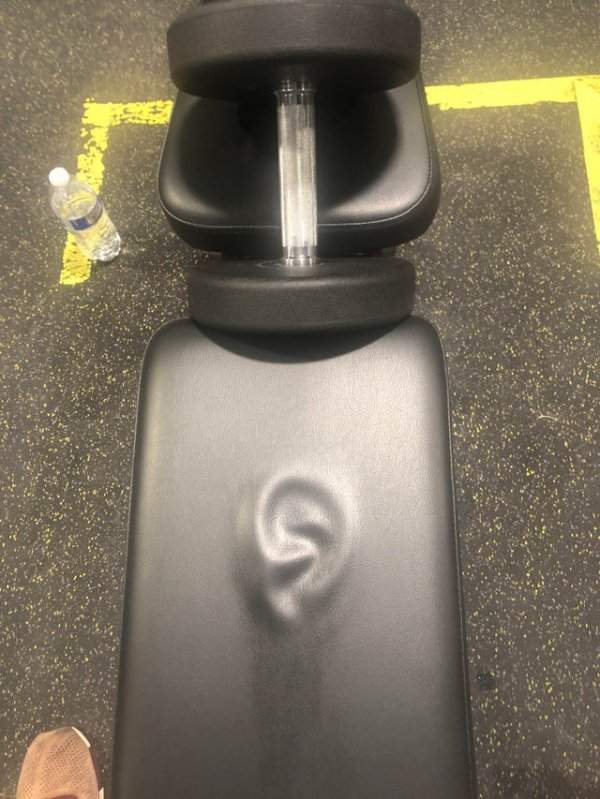 Отпечаток колена в спортзале похож на ухо