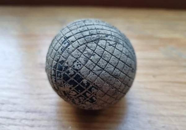 Это старый мячик для гольфа. Они появились раньше резиновых мячей. Вероятно, ему более 100 лет.