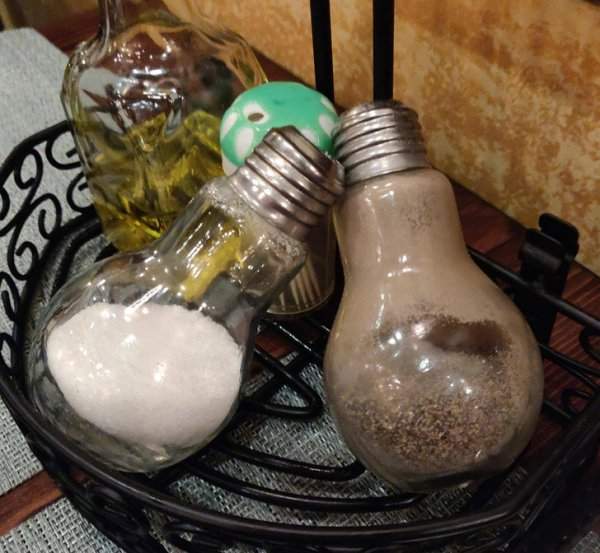 В одном ресторанчике соль и перец подают в лампочках