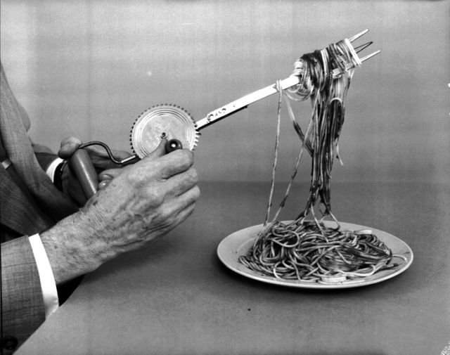 Вилка с механизмом, который помогает быстро накрутить спагетти. Разработана изобретателем-любителем Расселом Э. Оуксом