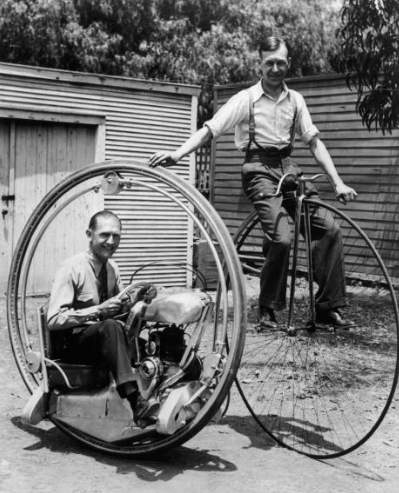Моноколесо и его создатель Уолтер Нильссон (слева) рядом с мужчиной на велосипеде пенни-фартинг