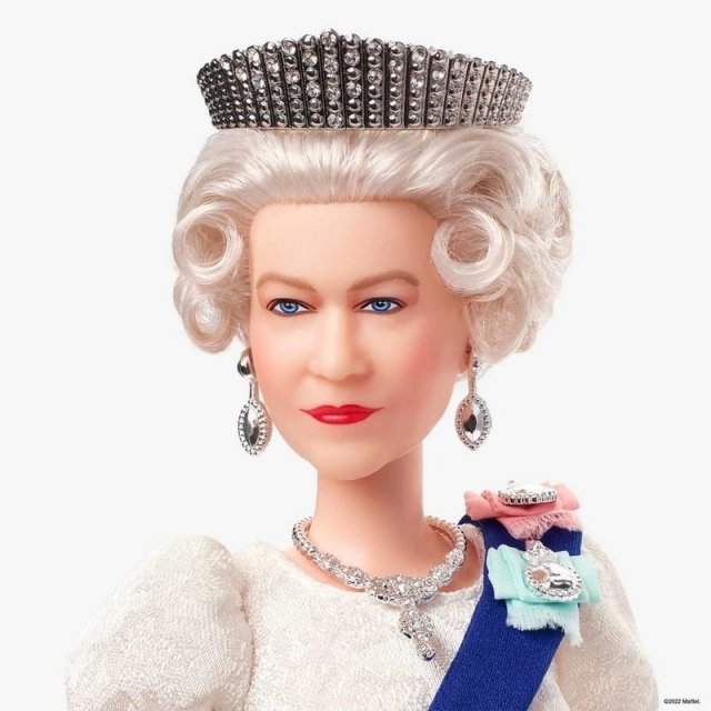 Королева Елизавета II в честь 96-летия обзавелась собственной куклой и стала мемо