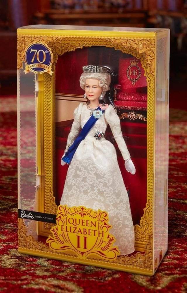 Королева Елизавета II в честь 96-летия обзавелась собственной куклой и стала мемо