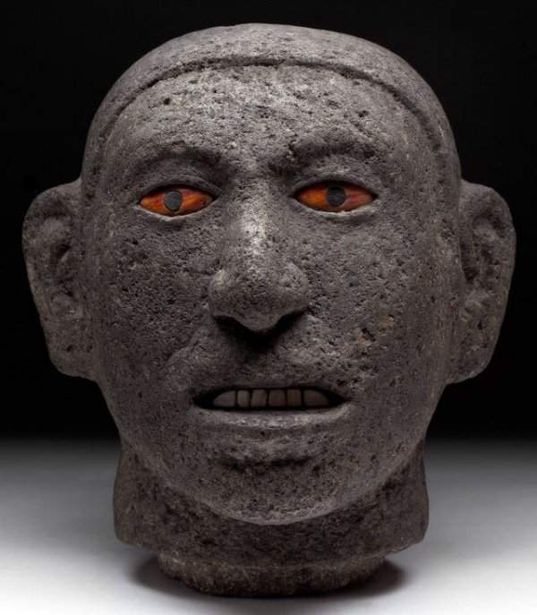 Голова человека с красными глазами, Национальный музей антропологии в Мексике