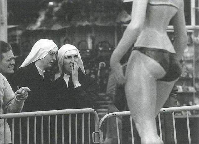 Искренний шок на лицах испанских монахинь, в первый раз увидевших девушек в бикини, Барселона, 1965 год.