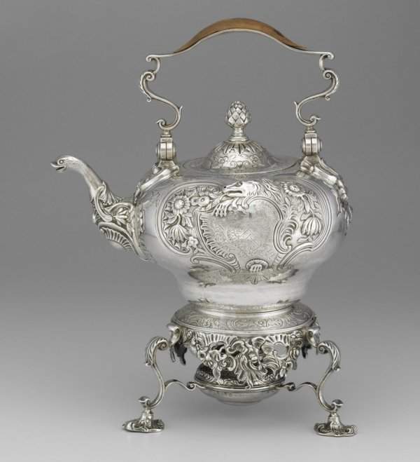 А посуда XVIII века похожа на ювелирные изделия! Серебряный чайник с деревянной ручкой, Филадельфия, между 1745 и 1755 гг.