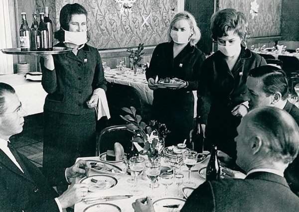 Официантки ресторана гостиницы &quot;Националь&quot; обслуживают иностранных туристов, 1969 год, СССР