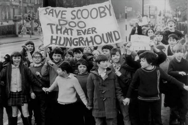 Дети, защищающие Скуби–Ду своим маршем протеста на ВВС. 1971, Великобритания