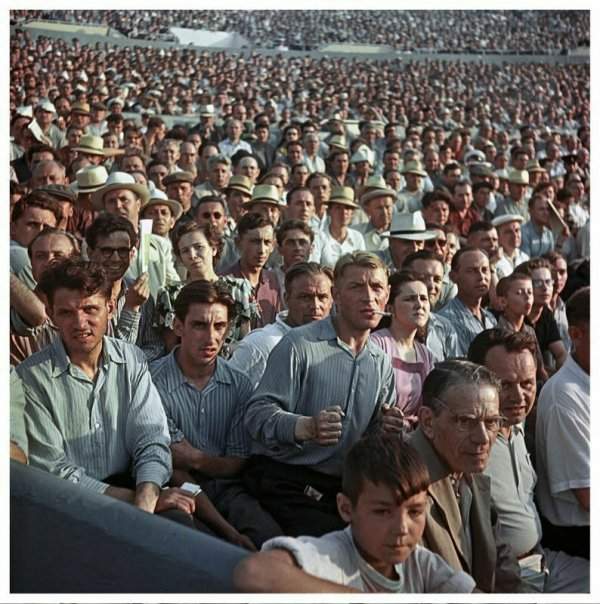 Болельщики на стадионе «Динамо» в Москве.1956 год.