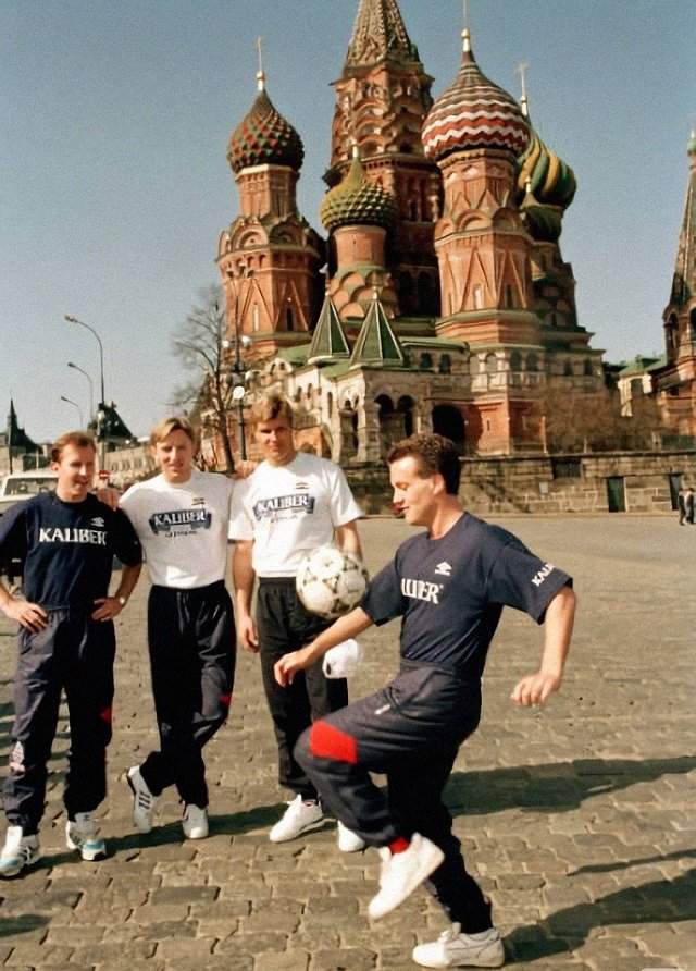 Футболисты сборной Англии на Красной площади в Москве. 28.04.1992 год. Через день состоялся матч СНГ- АНГЛИЯ со счётом -2:2.