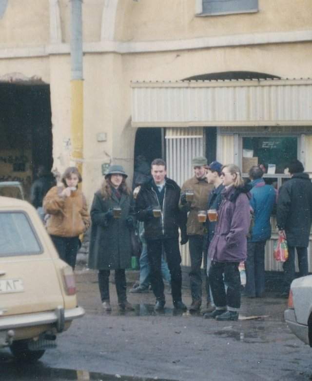 Молодые люди выпиваю пиво на улице, Санкт-Петербург, 1990-е годы.