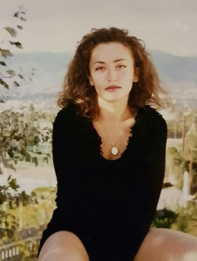 Дама позирует на отдыхе в Греции, 1990-е годы.