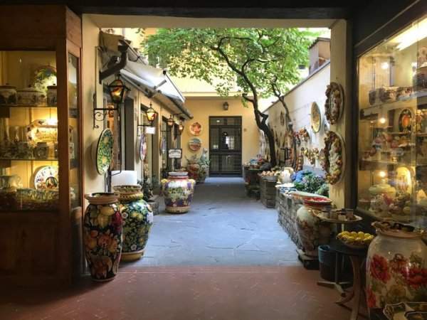 Уютный маленький магазин керамики во Флоренции
