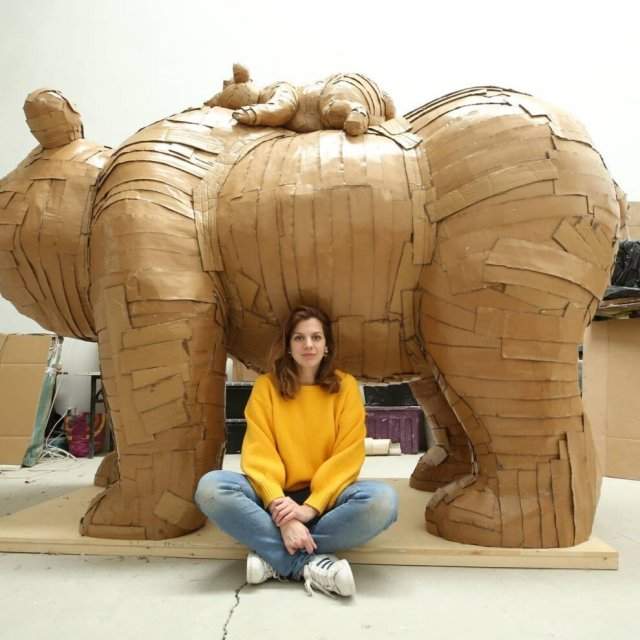 Художница создает большие и красивые скульптуры из обычного картона