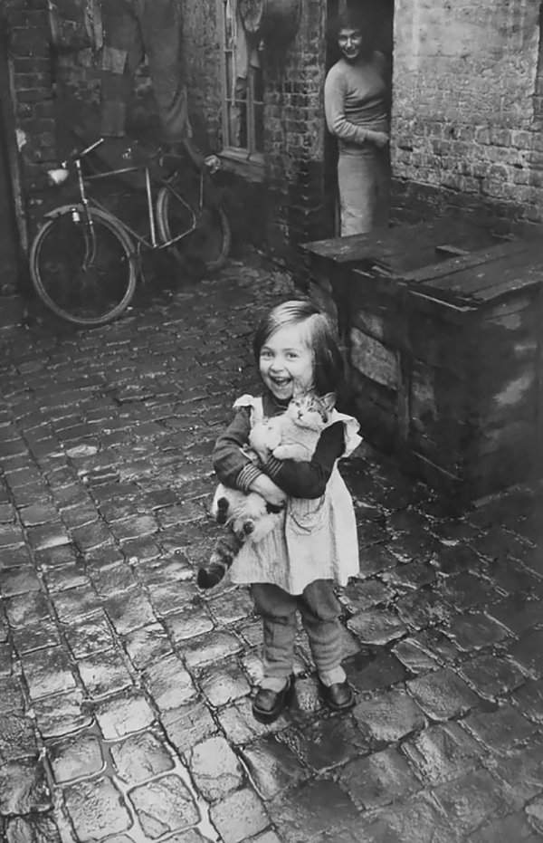 Счастливая французская девочка и её кот, 1959 год