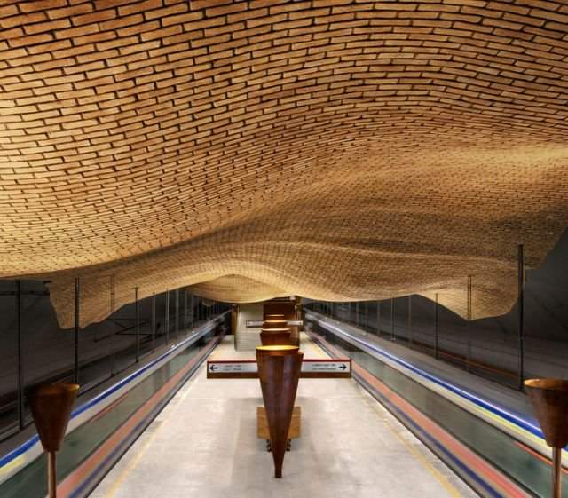 Потолок на этой станции метро в Иране напоминает одновременно и стены древних городов, и барханы в пустыне