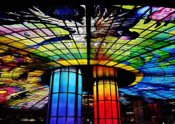 Буйство цвета и света — по-другому сложно охарактеризовать эту станцию метро на Tайване