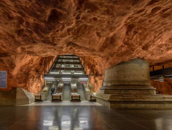 Стокгольмское метро высечено из камня, и оформление на этой станции выглядит так, будто каменное море волновалось и в секунду замерло