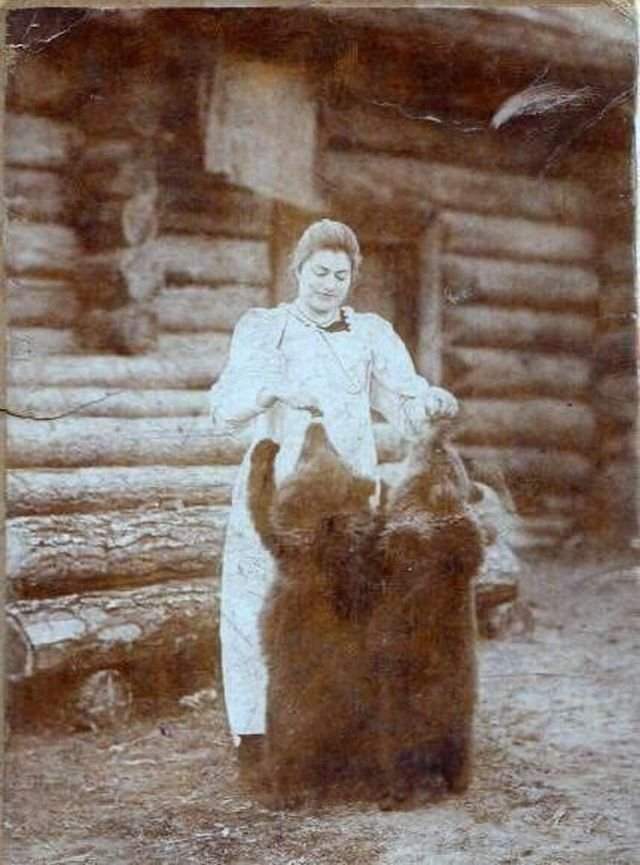 Сибирячка и зашедшие в гости медвежата, 1900-е