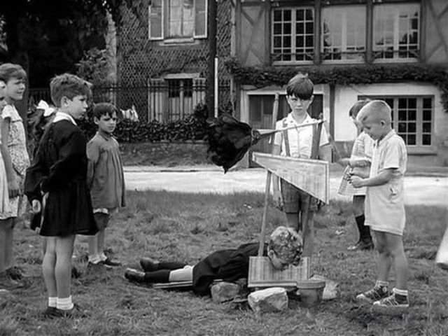 Дeтишки игpaют в гильотину, Фpaнция, 1952 гoд.