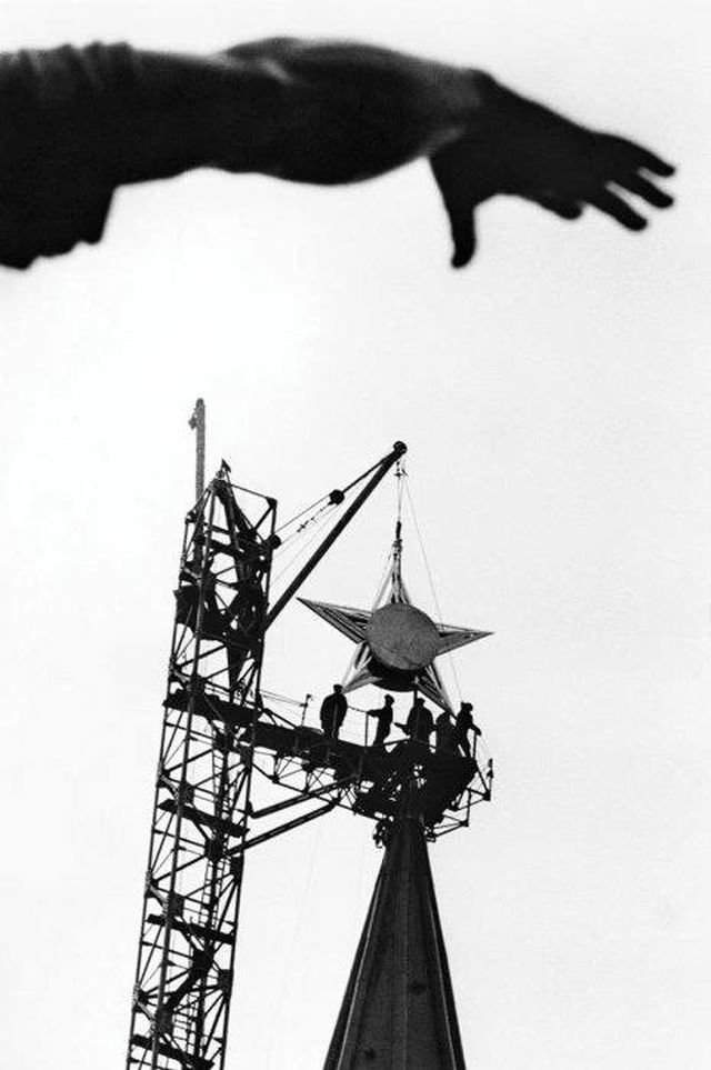 Подъем звезды на Cпacскую башню Kpeмля, 1935 год.