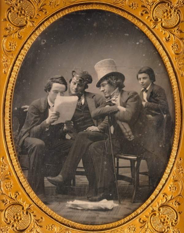 Мужчины за чтением газет прямиком из 1850 года