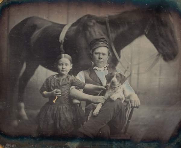 Портрет мужчины с девочкой, лошадью и собакой сделали около 1845 года