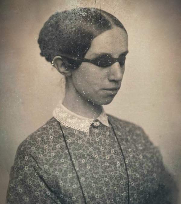 Слепоглухая поэтесса Лора Бриджмен. Снимок сделан около 1855 года