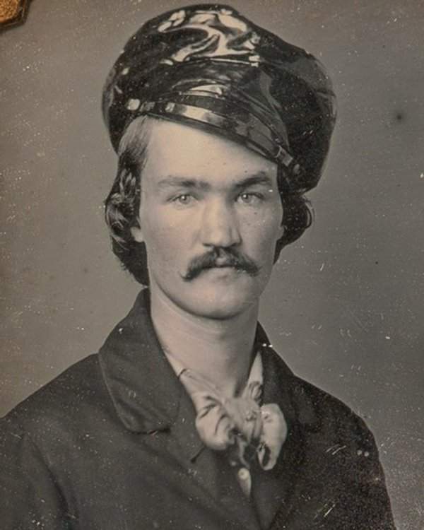 Мужчина в непромокаемой фуражке был запечатлен в 1854–1855 год