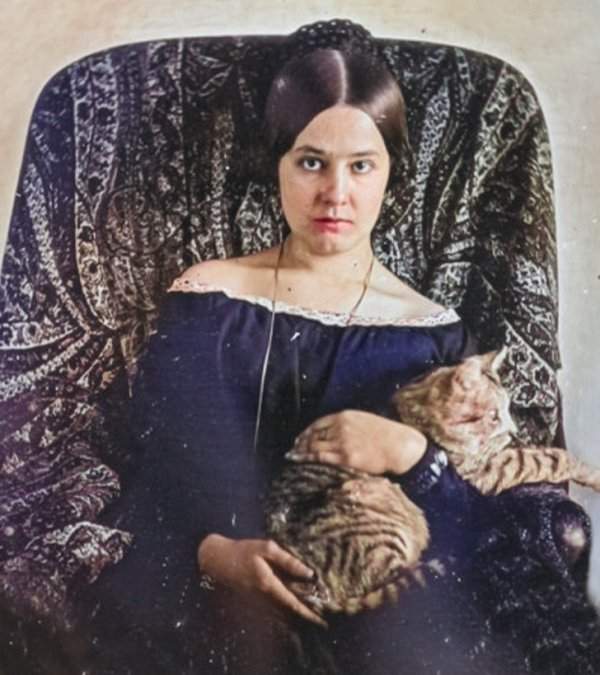 Дагеротип женщины с кошкой. Это одна из известных ранних фотографий кошки. А сделана она была между 1850 и 1855 годами