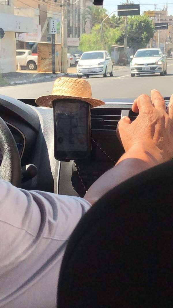 Телефон водителя Uber носит эффектную соломенную шляпу
