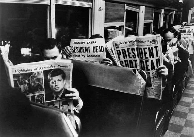 Заголовки газет в Нью–Йорке вечером 22 ноября 1963 года.Жить