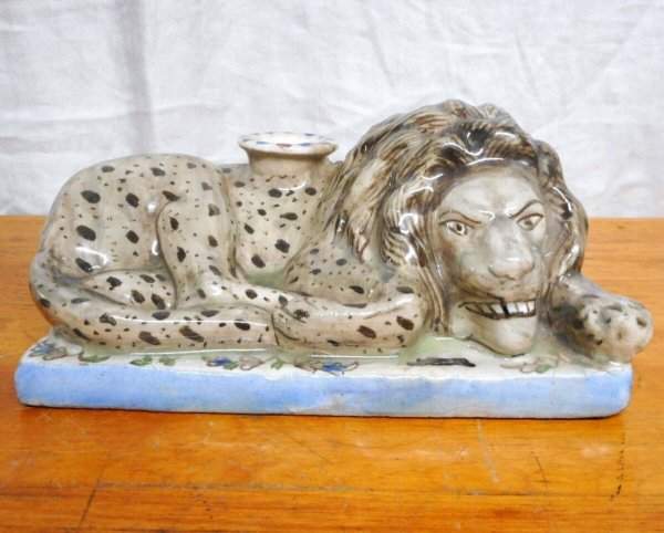 Ошалевший лев. Чернильница, керамика, Англия, XIX век.